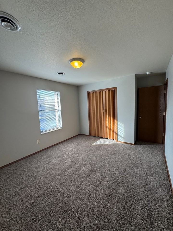 Evergreen Apartments - Photo 2 of 17