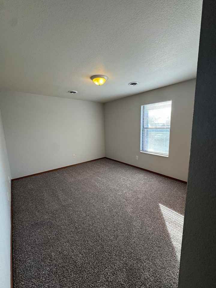 Evergreen Apartments - Photo 4 of 17