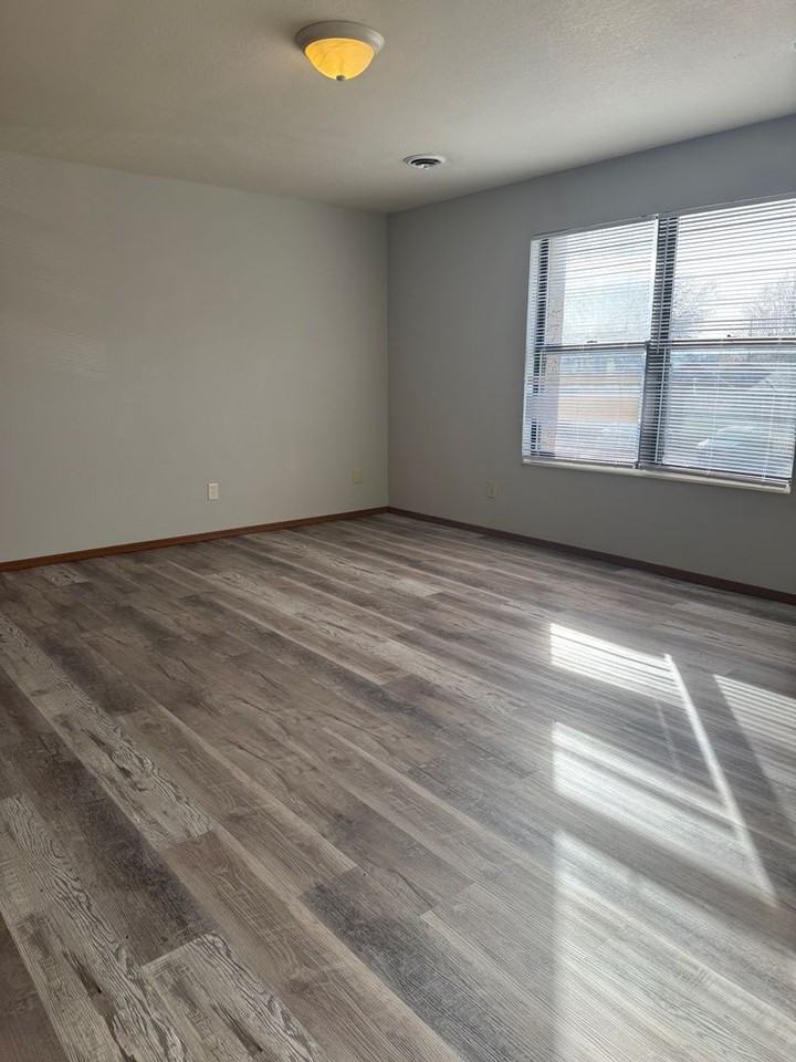 Evergreen Apartments - Photo 5 of 17