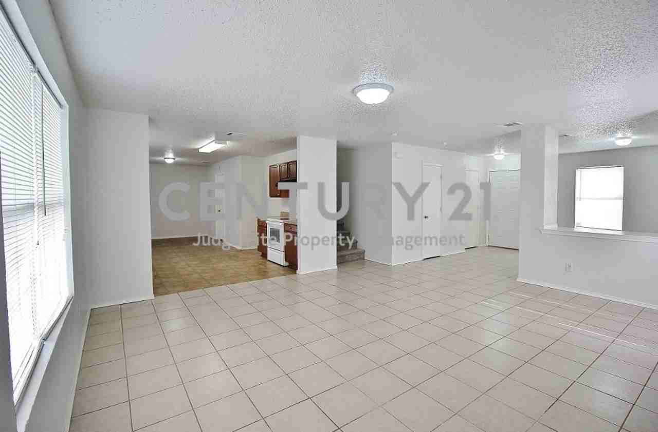 3325 Tioga St - Photo 4 of 15