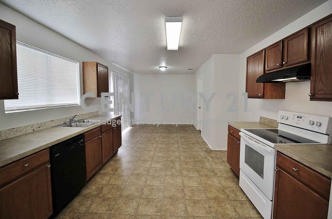 3325 Tioga St - Photo 5 of 15