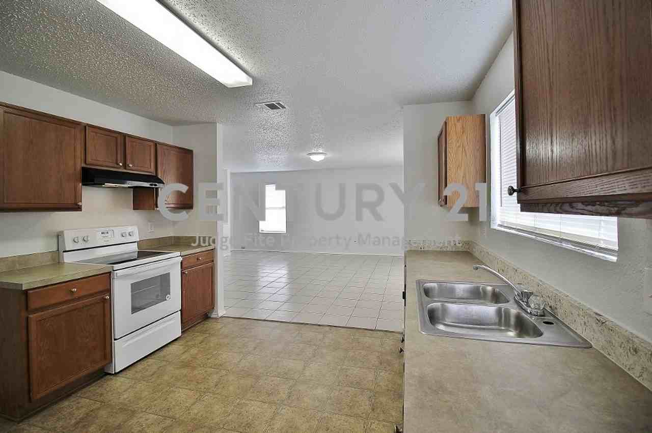 3325 Tioga St - Photo 6 of 15