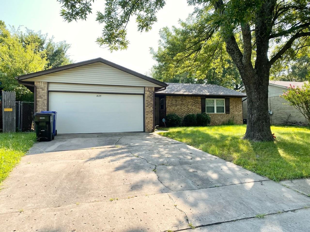 1635 S Redbud Ave - Photo 2 of 11
