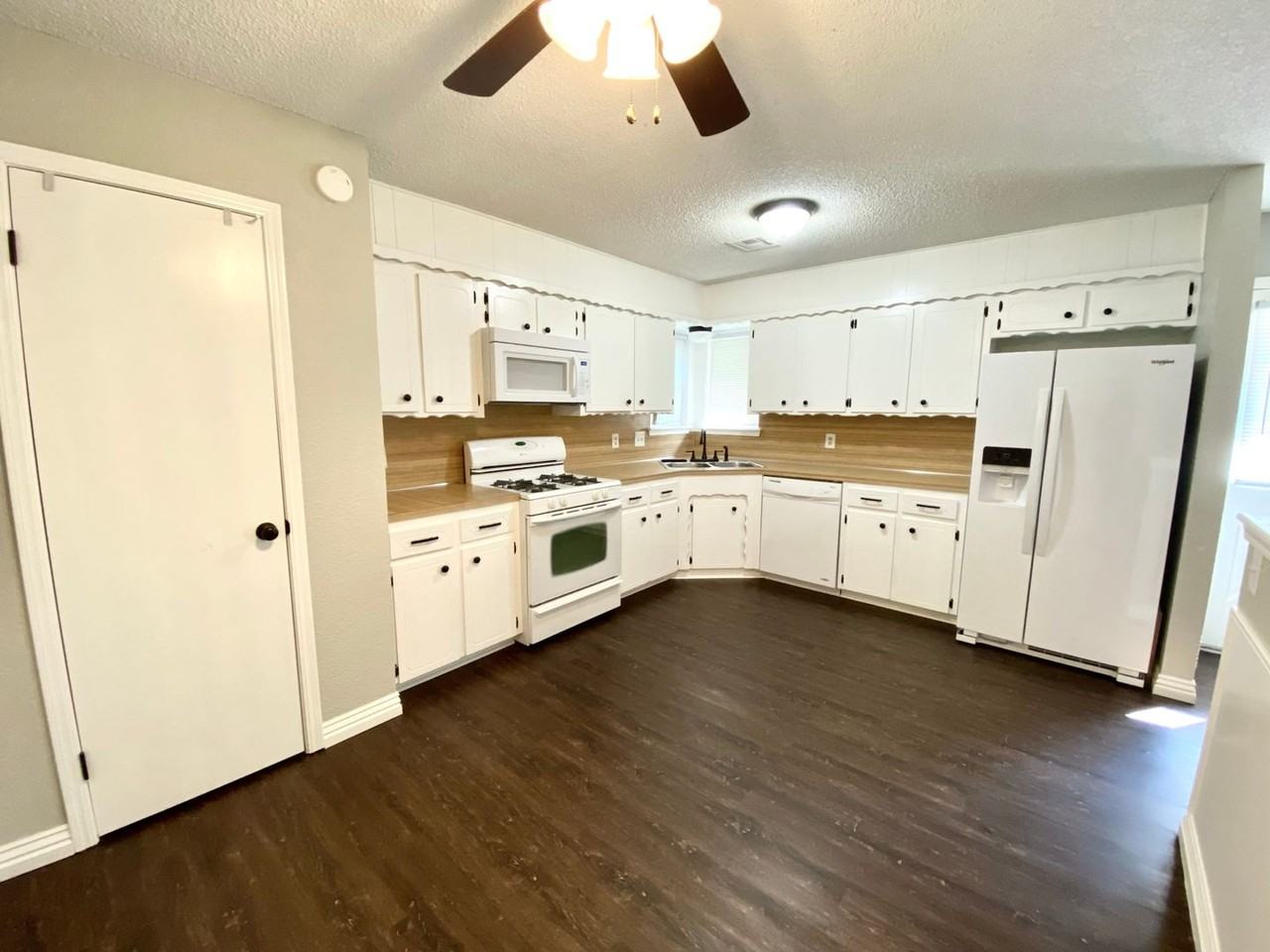 1635 S Redbud Ave - Photo 4 of 11