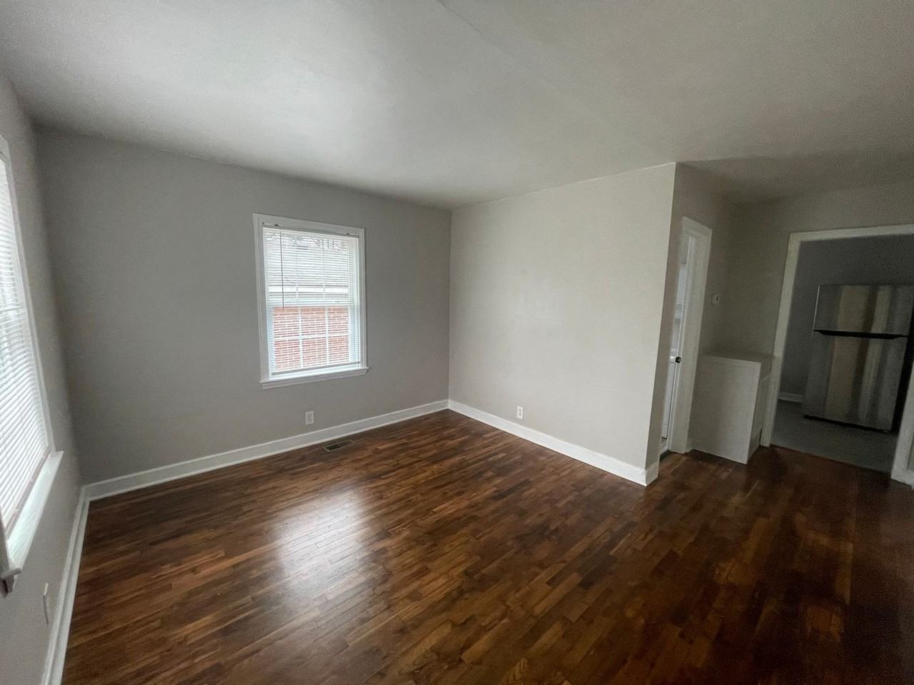 1037 Mcarthur Ave - Photo 2 of 9