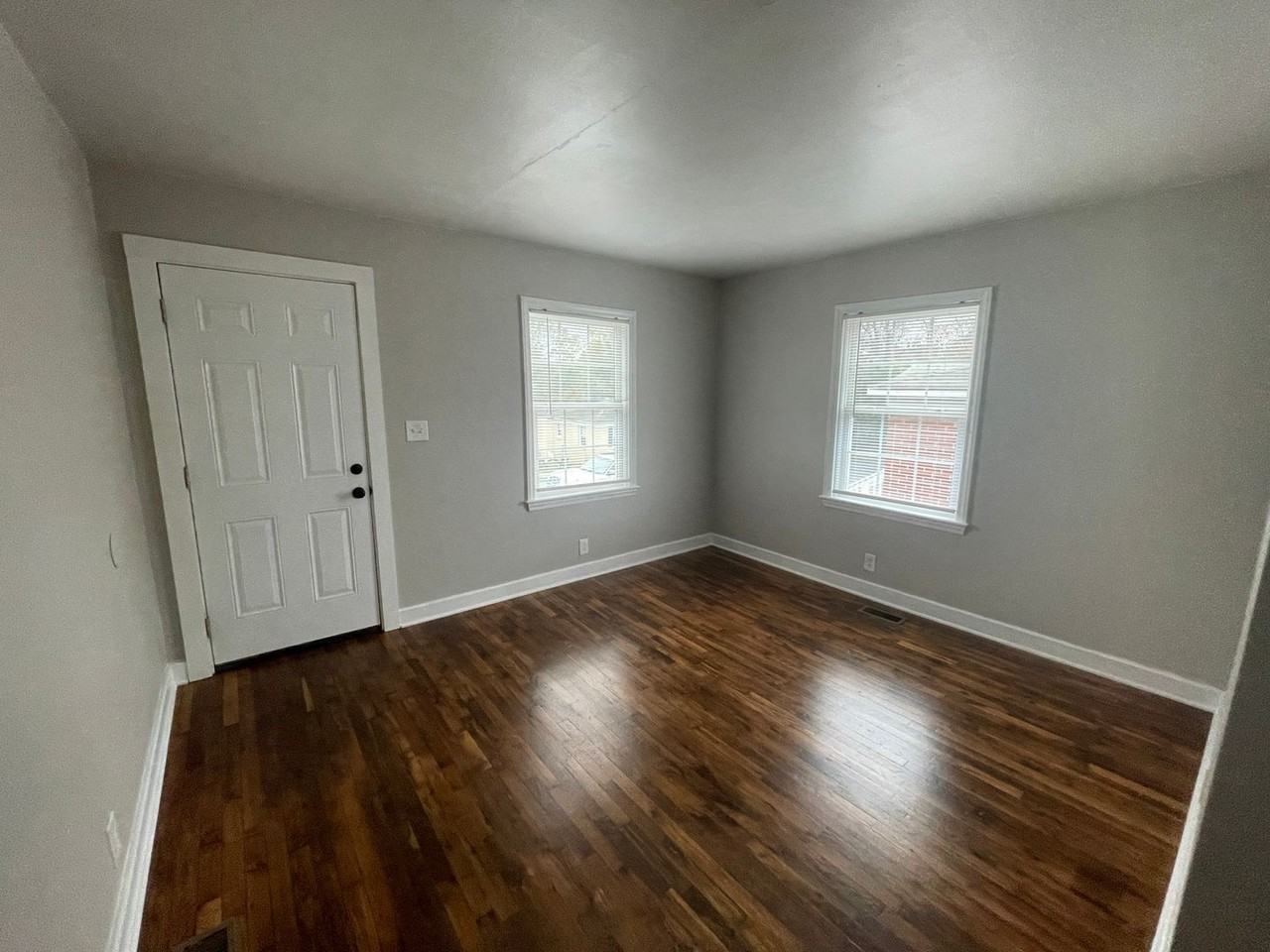 1037 Mcarthur Ave - Photo 3 of 9