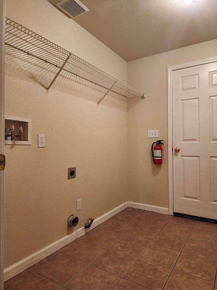 1325 E Marion Russell Dr - Photo 2 of 11