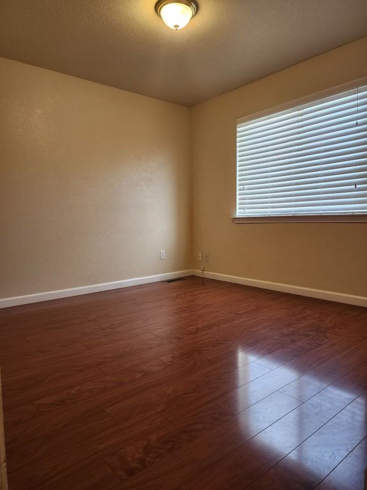 1325 E Marion Russell Dr - Photo 3 of 11