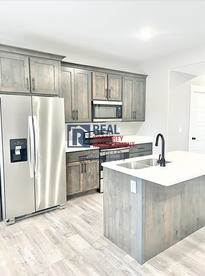 189 Park Lawn Dr #8 - Photo 4 of 24