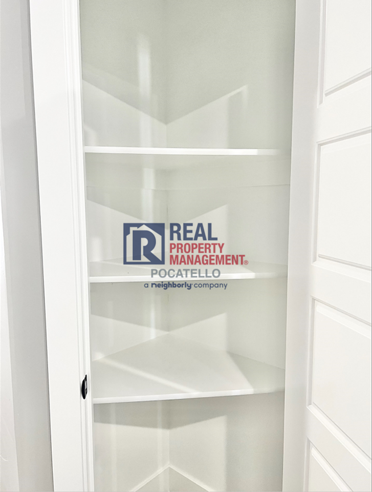 189 Park Lawn Dr #8 - Photo 6 of 24