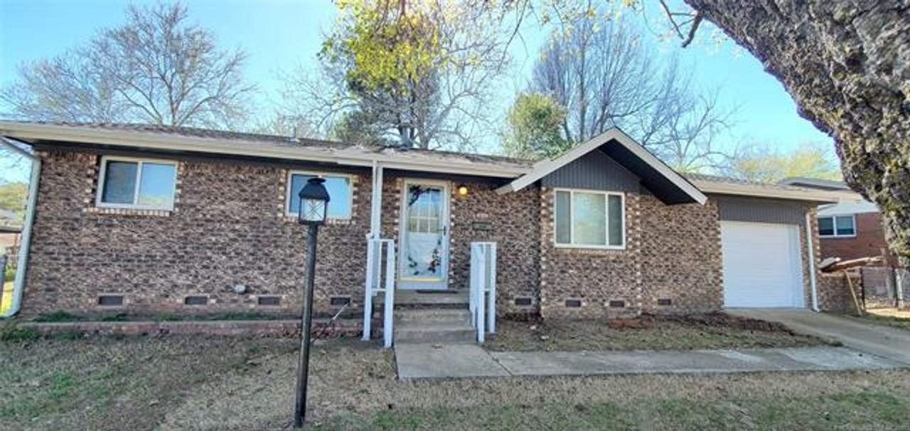 800 N Woodland Dr - Photo 3 of 50