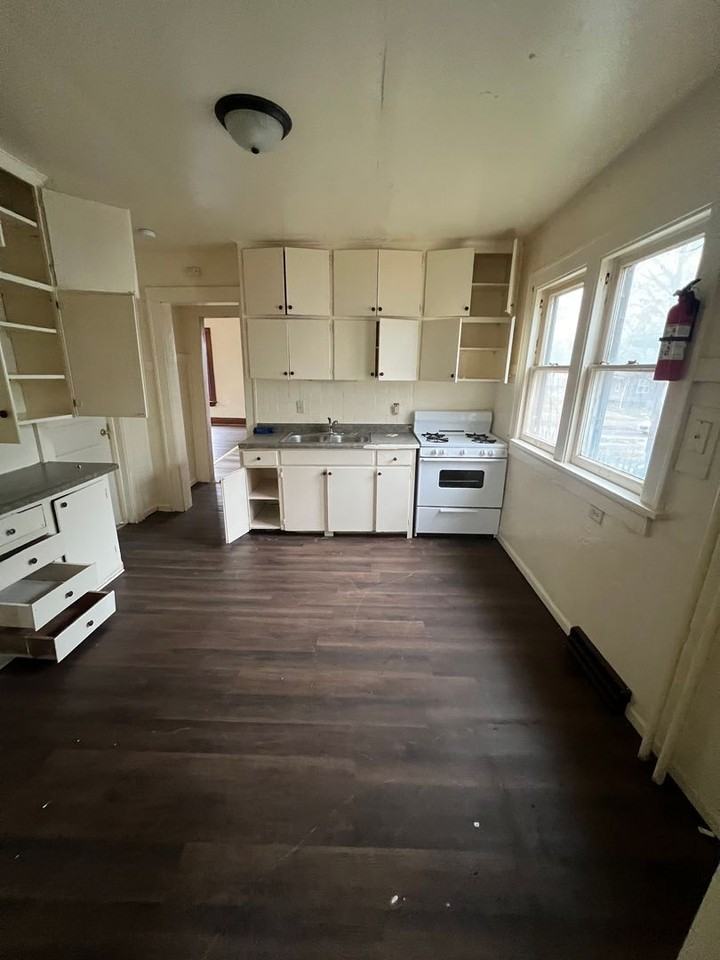 621 W 9th St - Photo 3 of 4