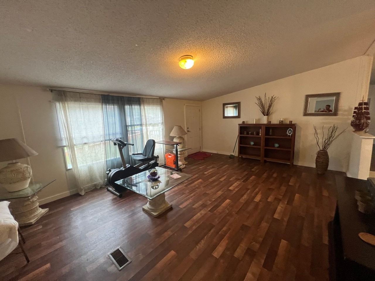 205 Cornfield Ave - Photo 5 of 31