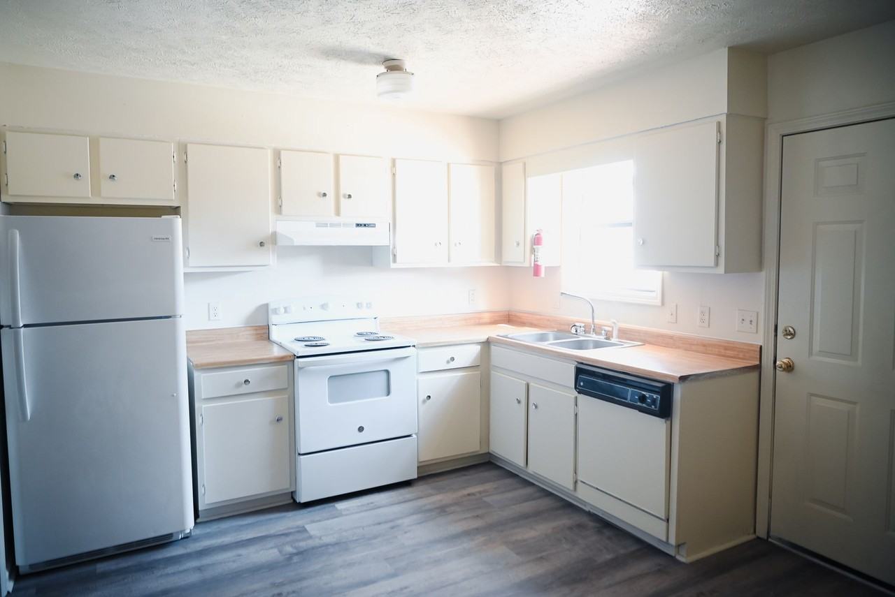 Collegiate Heights (Flats & Townhomes) - Photo 4 of 48