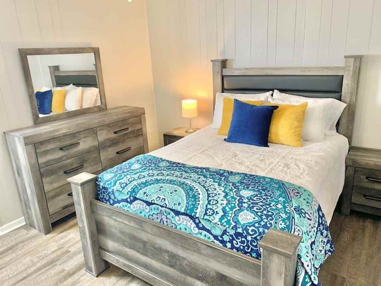 Maroon Manor - Photo 7 of 11