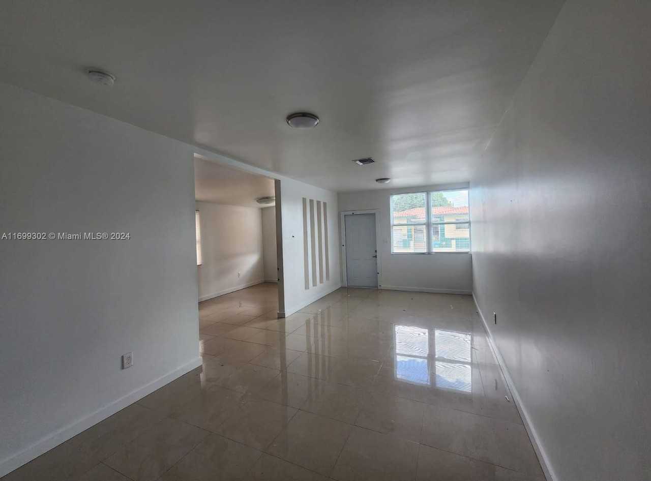 1726 Sw 25th Ave - Photo 3 of 11