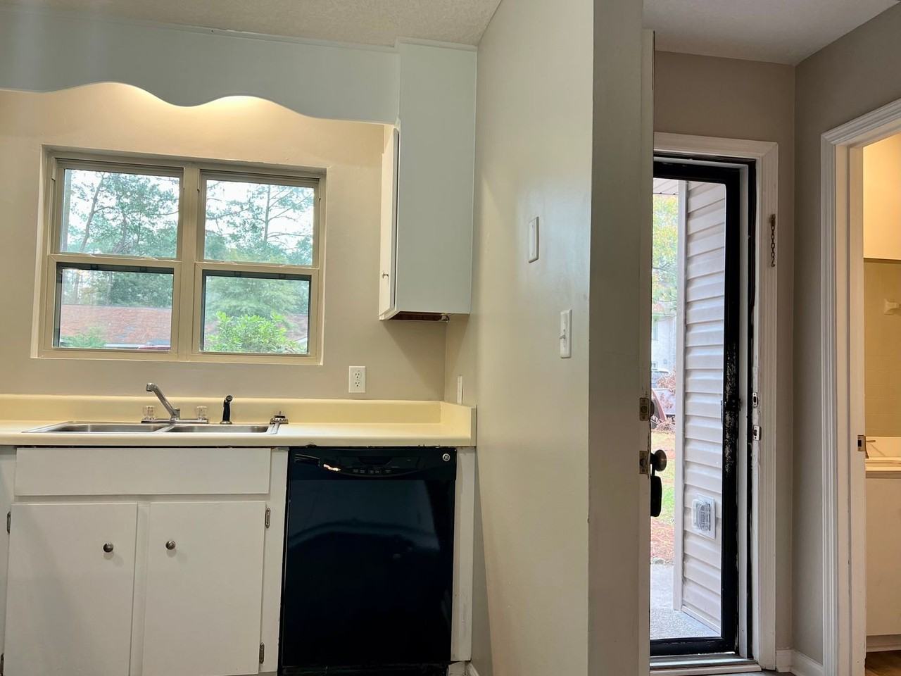 905 Brett Dr #E - Photo 4 of 35