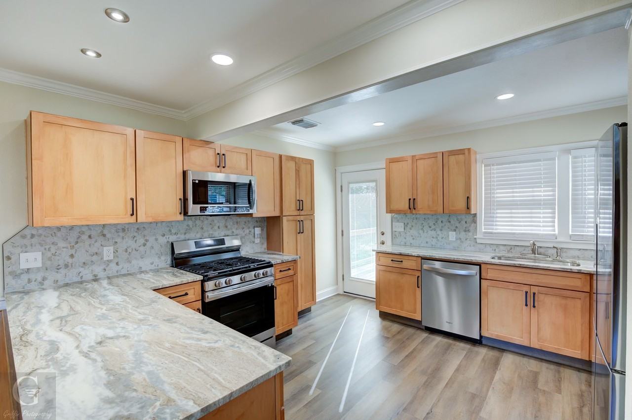 323 Thornton Rd - Photo 3 of 22