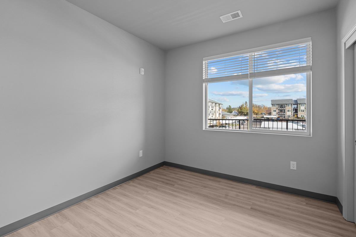 150 Sw Wake Robin Ave - Photo 6 of 17