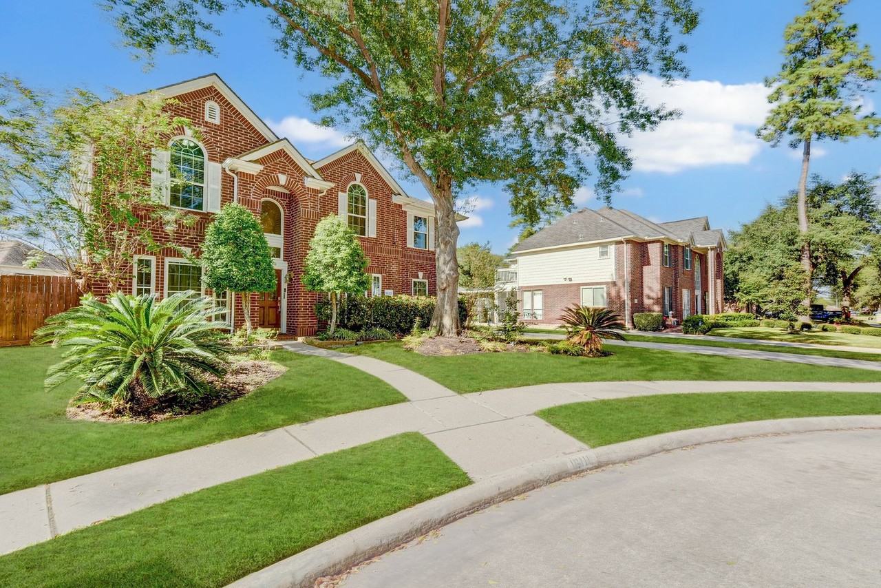 16111 Castlegrove Ct - Photo 2 of 34