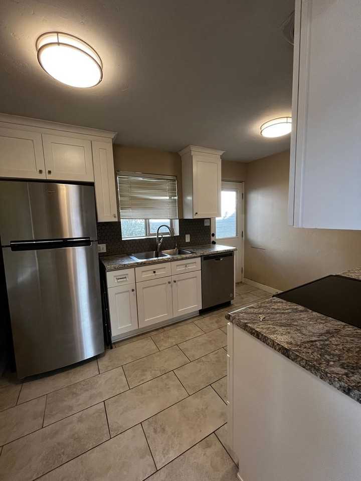 2032 Marshall St - Photo 2 of 8