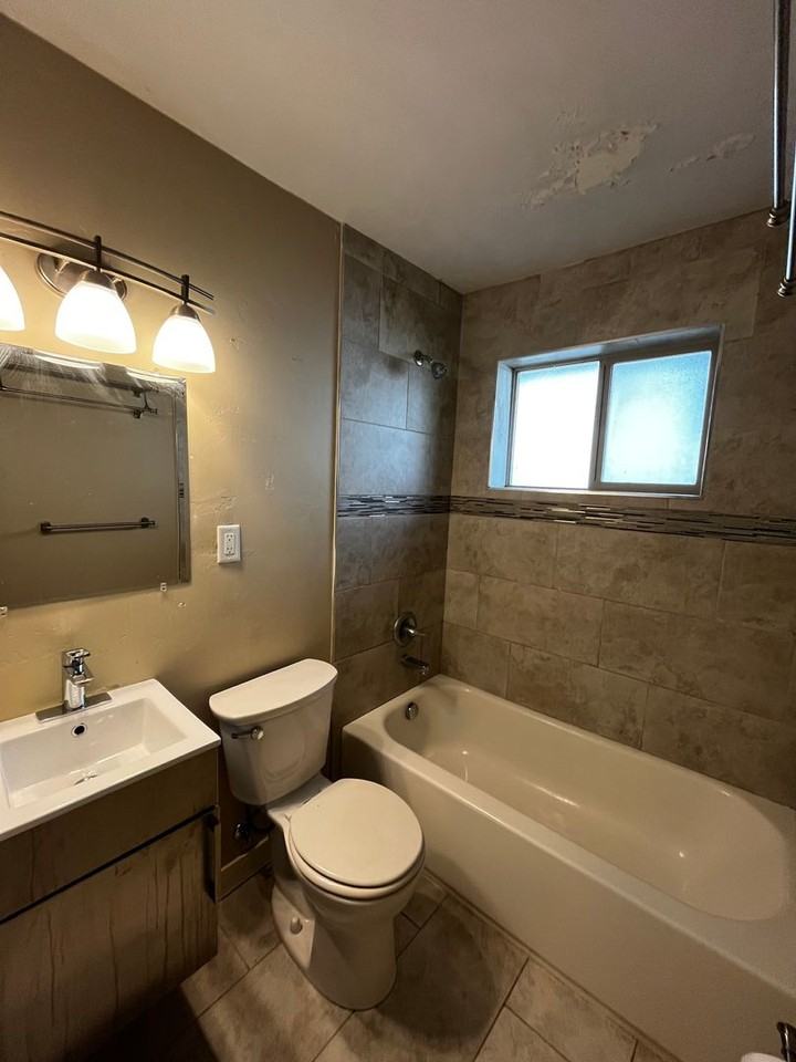 2032 Marshall St - Photo 7 of 8