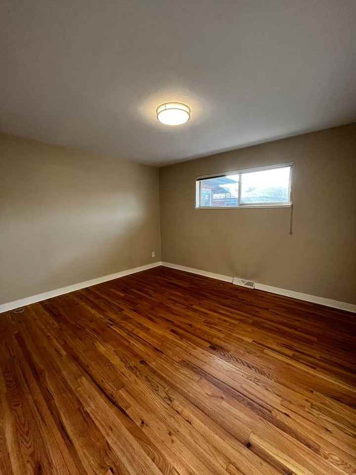 2032 Marshall St - Photo 6 of 8