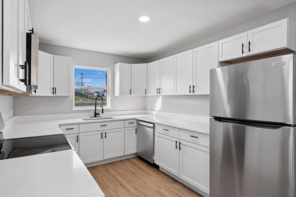 1304 Ames Ave - Photo 2 of 17