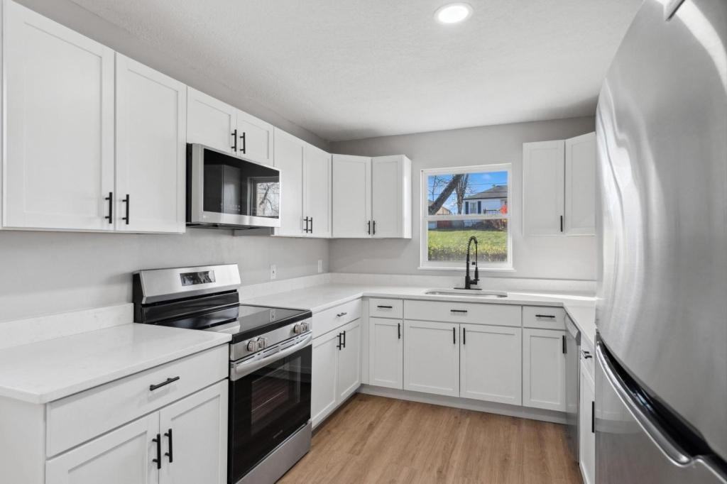 1304 Ames Ave - Photo 3 of 17