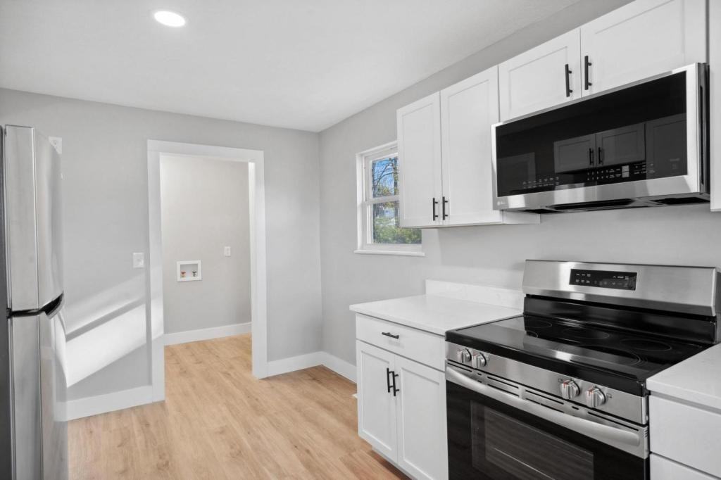 1304 Ames Ave - Photo 4 of 17