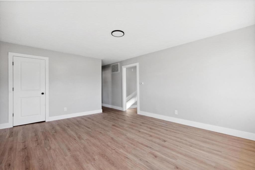 1304 Ames Ave - Photo 7 of 17