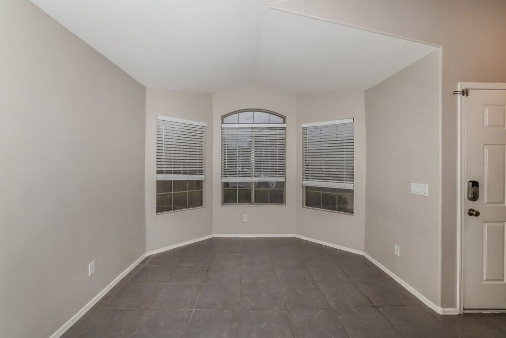 15508 W Lisbon Ln - Photo 3 of 16