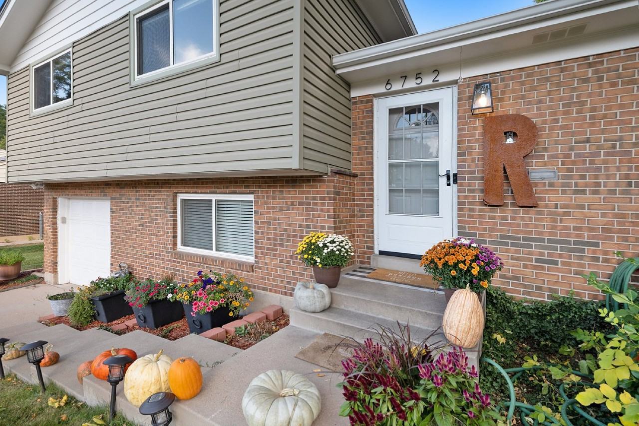 6752 S Downing Cir E - Photo 3 of 22