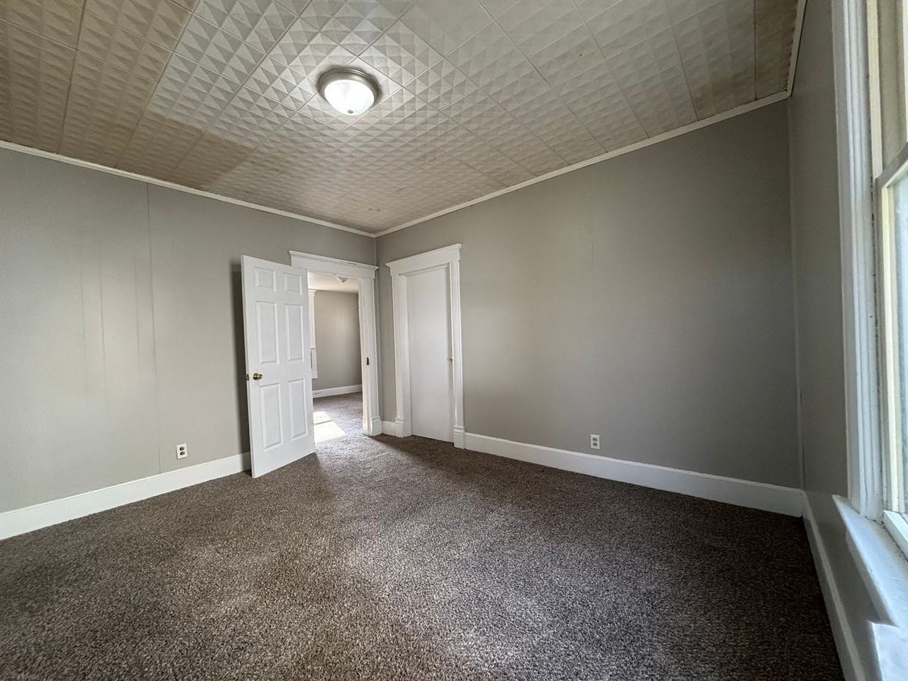 800 N Rogers Ave - Photo 5 of 9