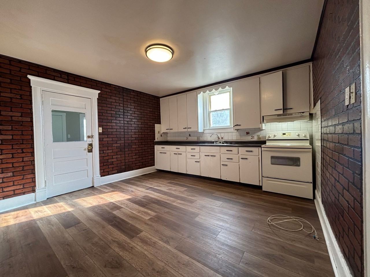 800 N Rogers Ave - Photo 3 of 9