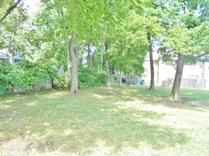 18810 E Manor Ct - Photo 3 of 12