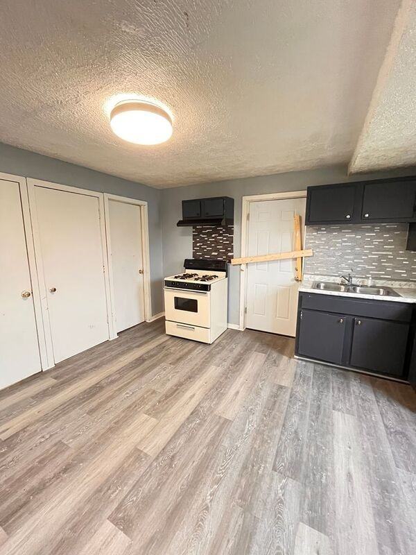1072 Buckingham St - Photo 2 of 19