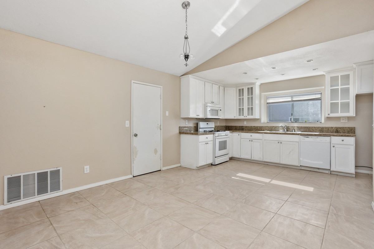 5271 Leon St - Photo 3 of 32