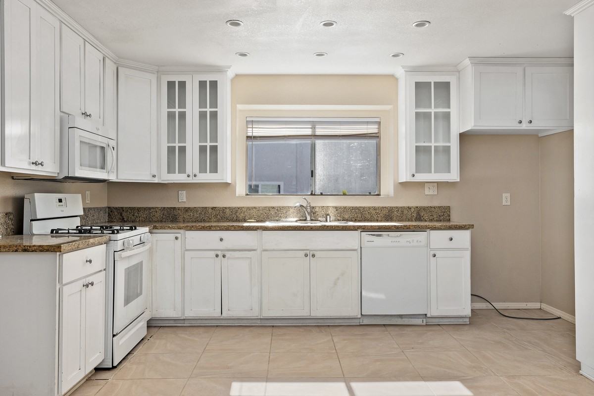 5271 Leon St - Photo 4 of 32