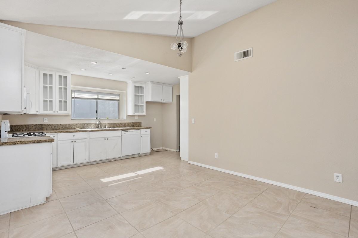 5271 Leon St - Photo 7 of 32