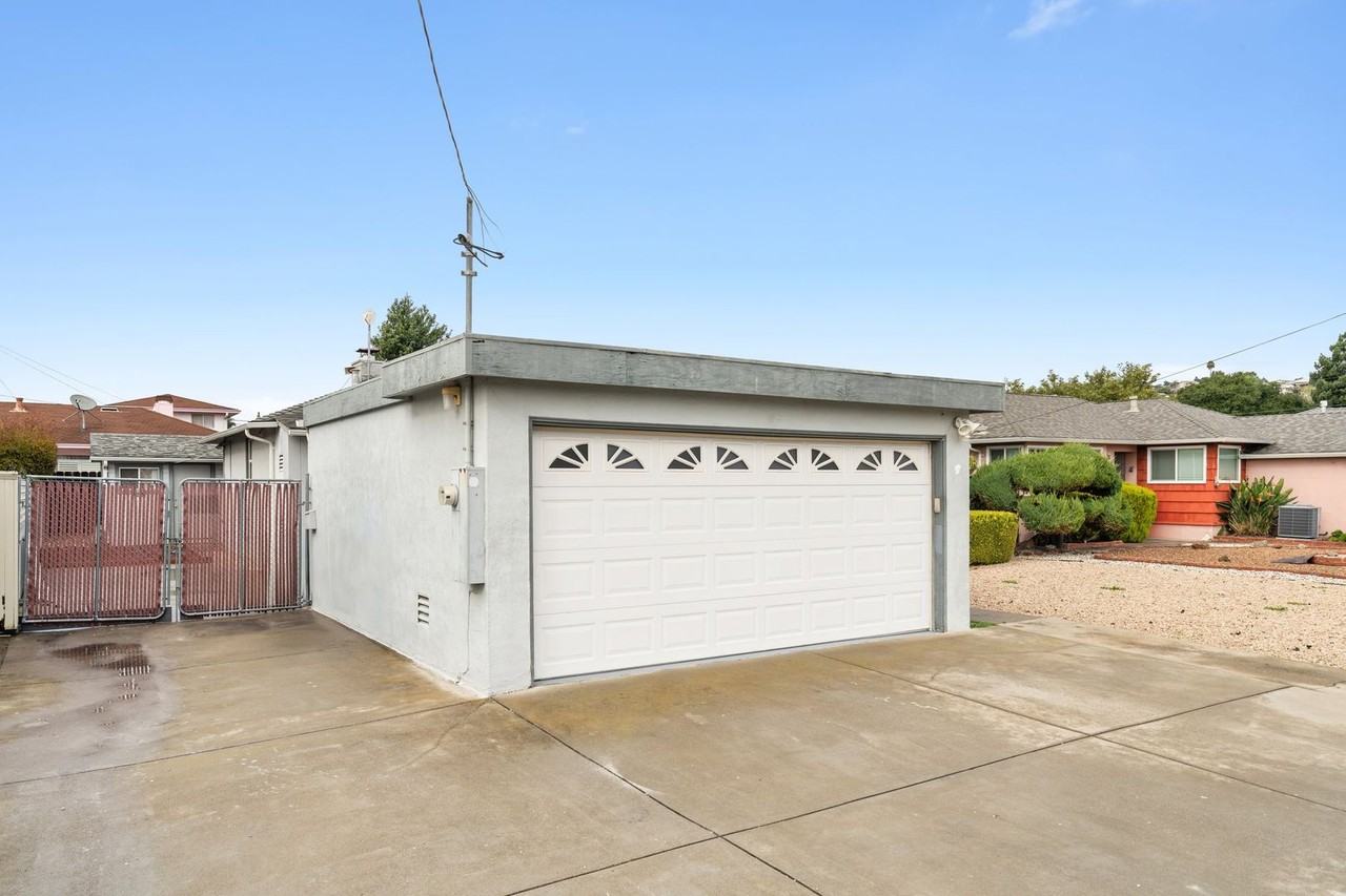 1521 Halsey Ave - Photo 3 of 32