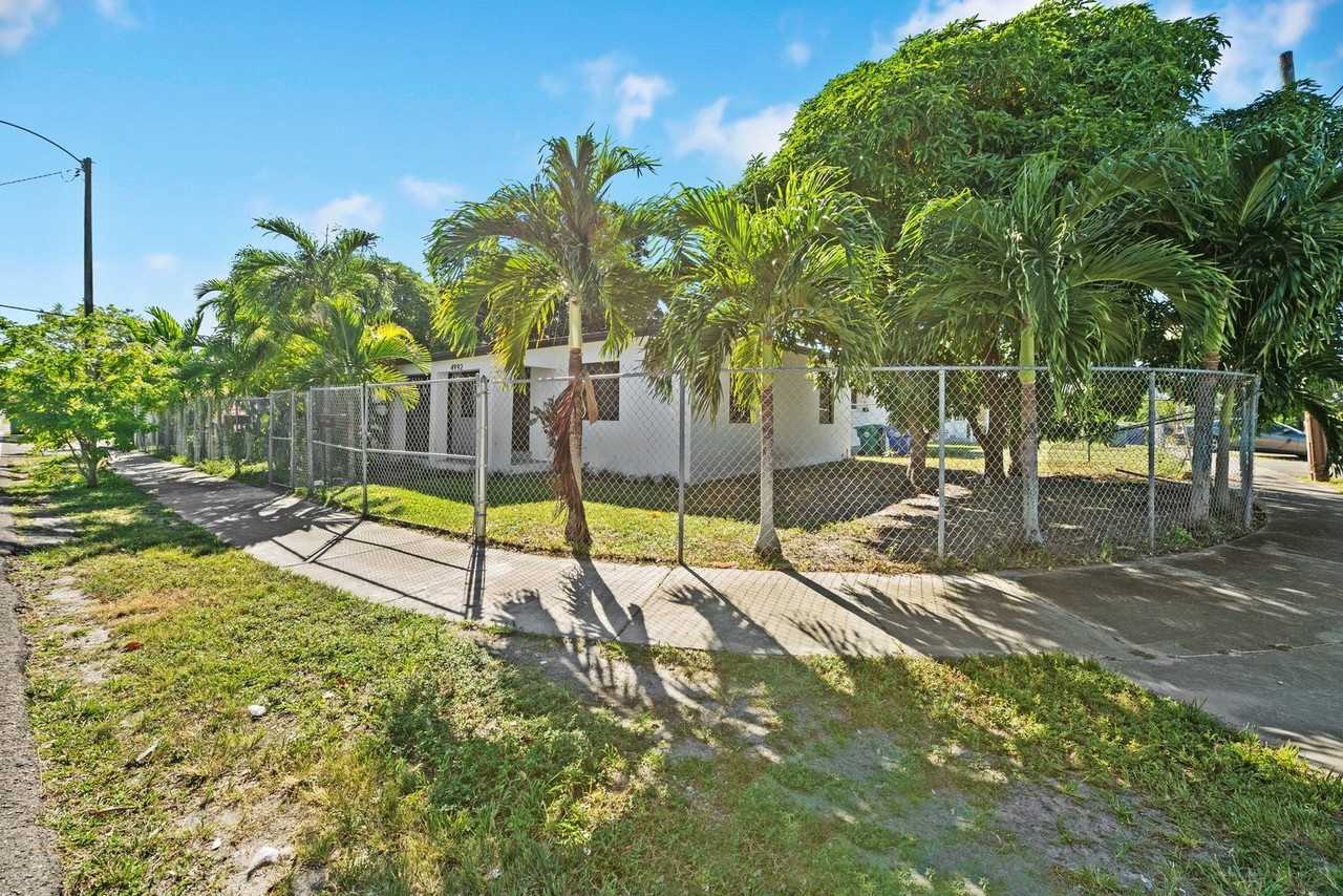 4992 Nw 18th Ave - Photo 3 of 21