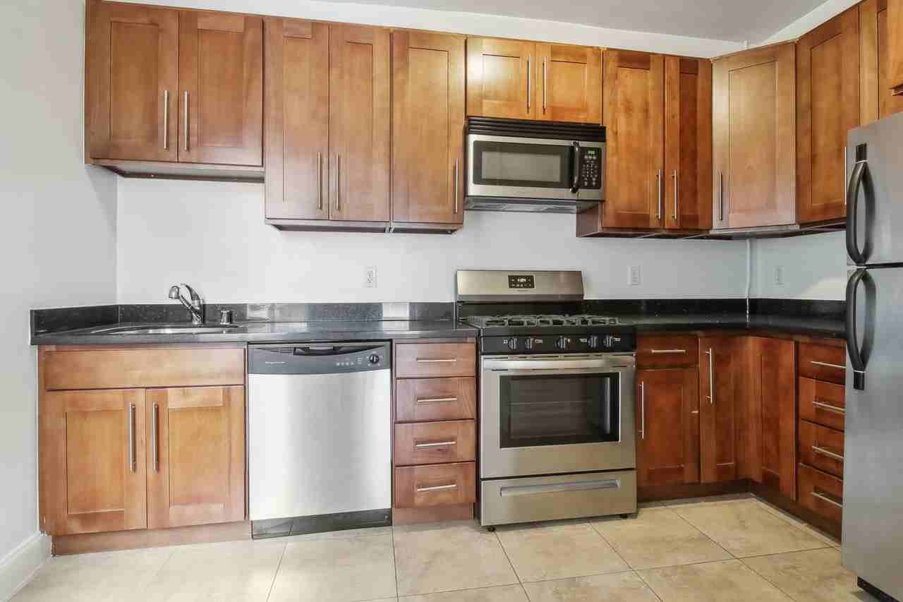 1301 Leavenworth Street - Photo 4 of 20