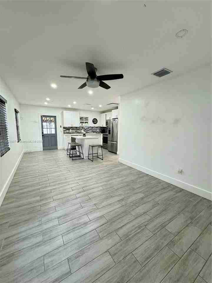 440 S Melrose Dr - Photo 3 of 8