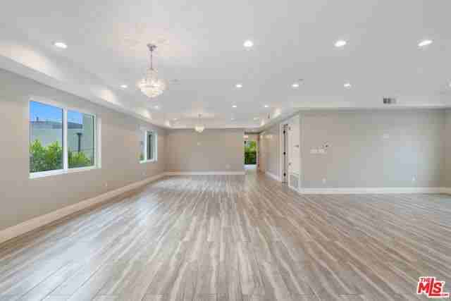 1357 Seward St - Photo 3 of 8