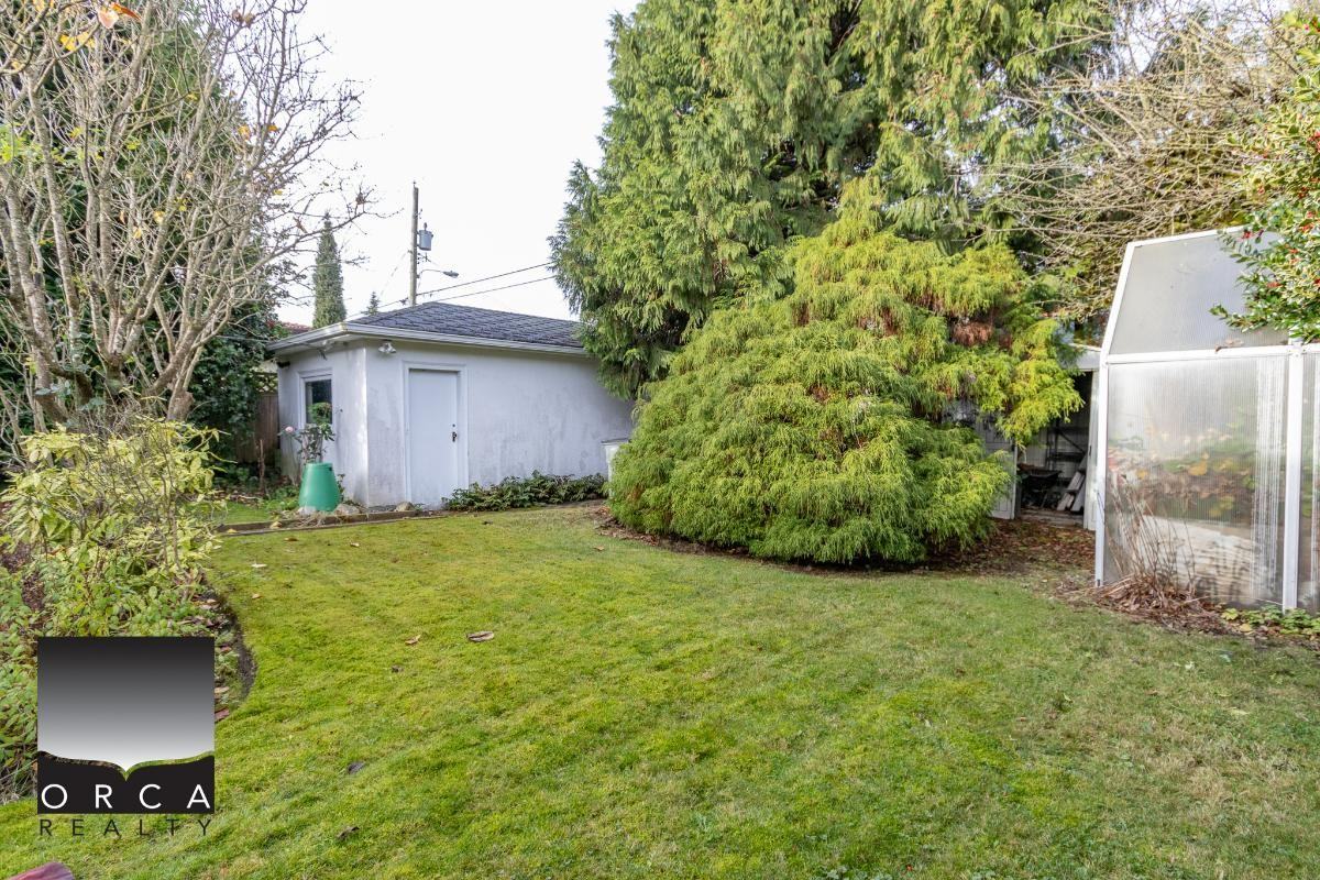 2479 King Edward Ave W - Photo 3 of 12