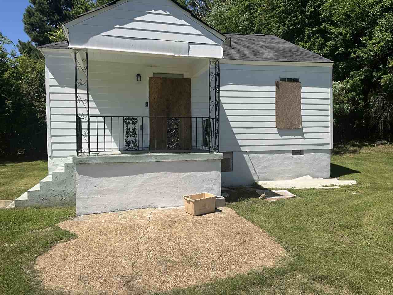 1666 Victor St - Photo 3 of 3