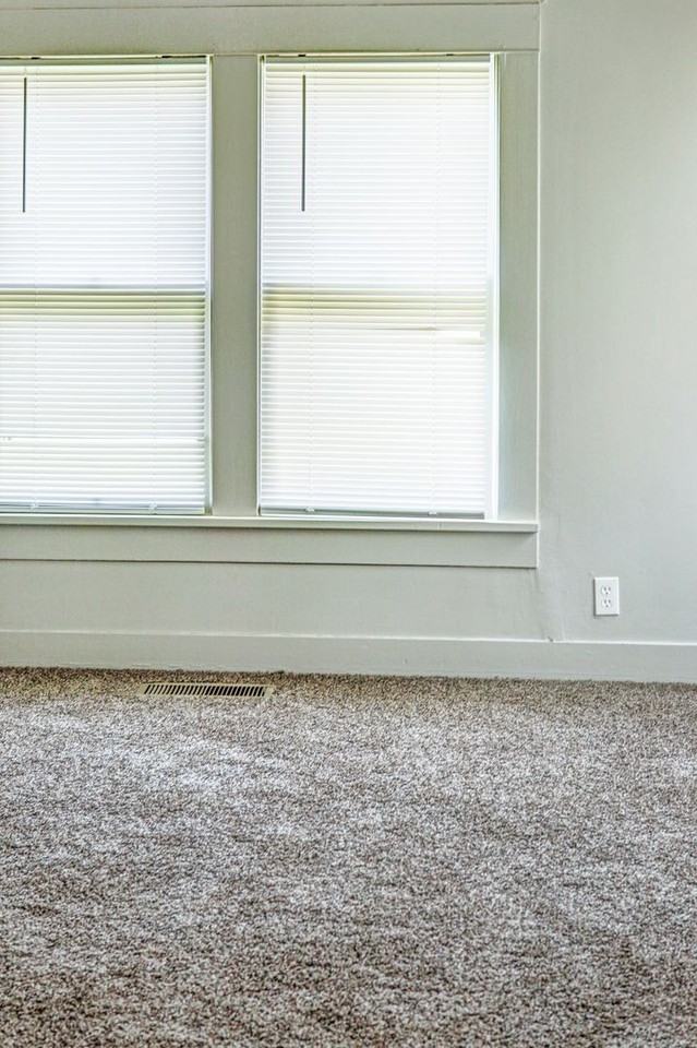 221 N O St - Photo 2 of 8