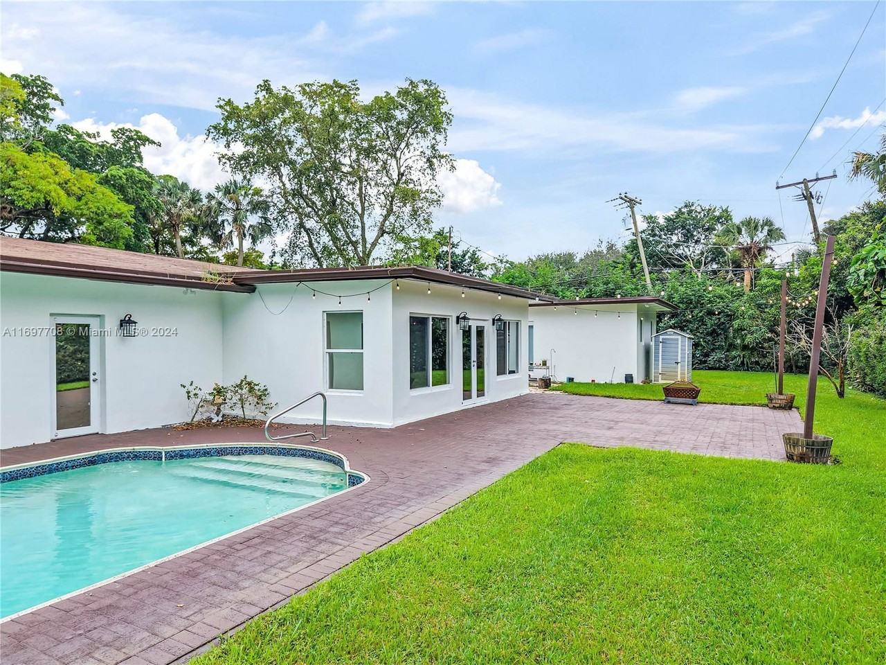 561 Gardenia Ln - Photo 3 of 8