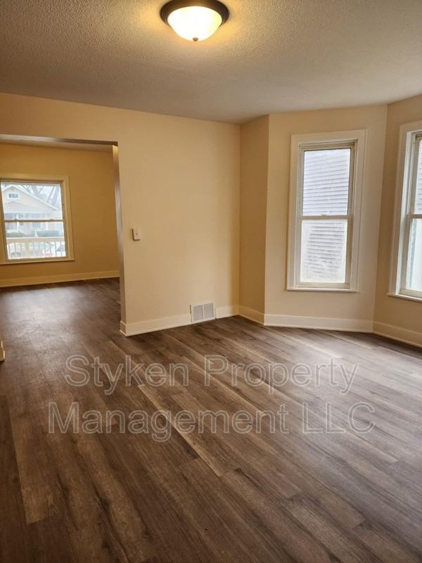 1338 E Chestnut St - Photo 2 of 10